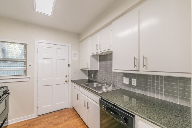 Building Photo - UPDATED 2 bedroom, 1 bathroom with 1 garage space