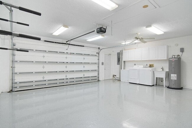 Building Photo - 1232 SW Knollwood Dr