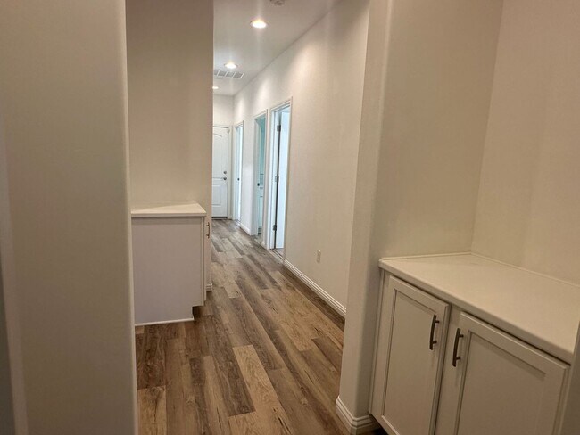 Building Photo - Seven Oaks Highgate Gated Community - READ...