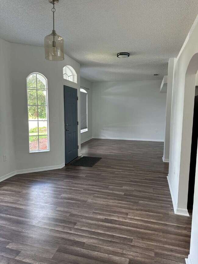 Building Photo - 3-Bedroom Home in Quiet Palm Bay