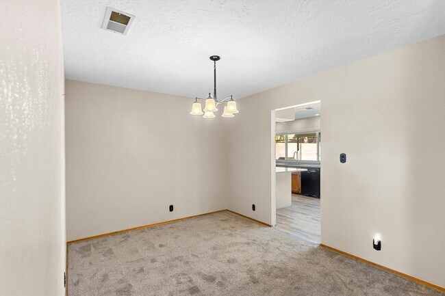 Building Photo - 5400 Dee Dr NE