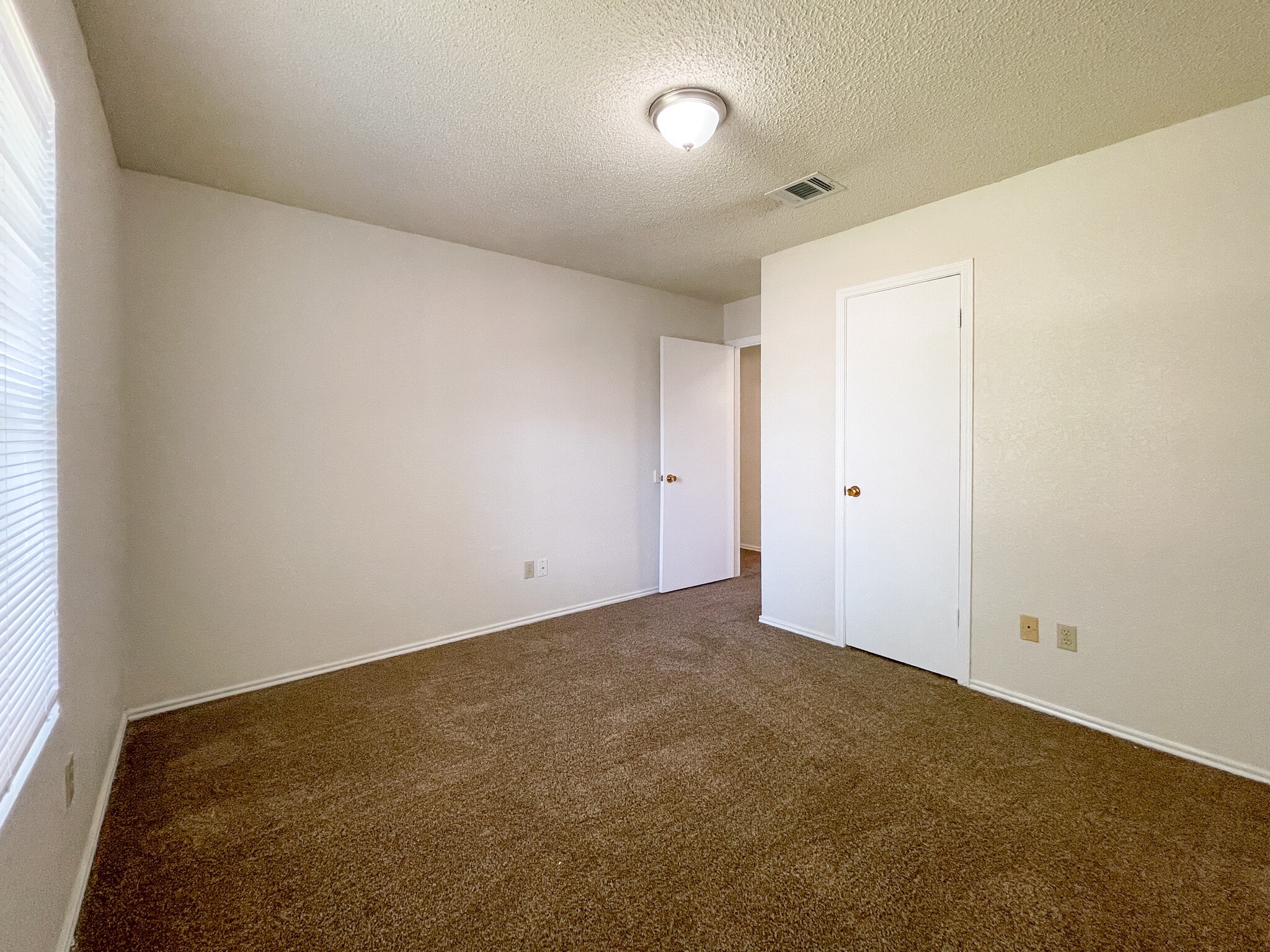 Building Photo - 2000 Ramada Dr