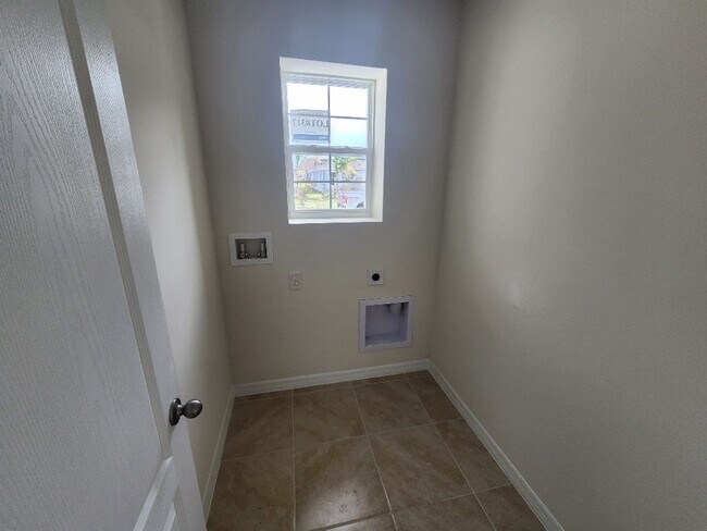 Building Photo - New 3/2/2 Venetian Bay