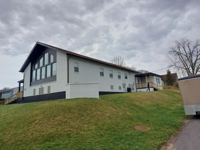 Building Photo - 2001 Davidson St