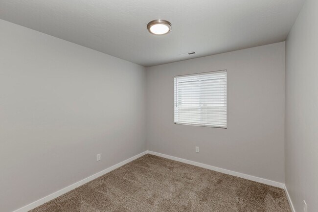 Building Photo - Adorable and affordable attached townhome for rent in Nampa! A must see!