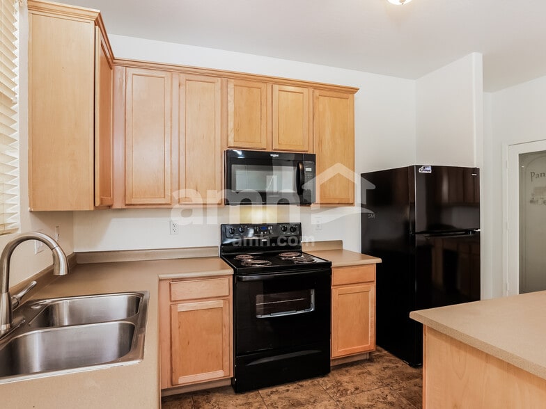 Building Photo - 10010 W Winslow Ave