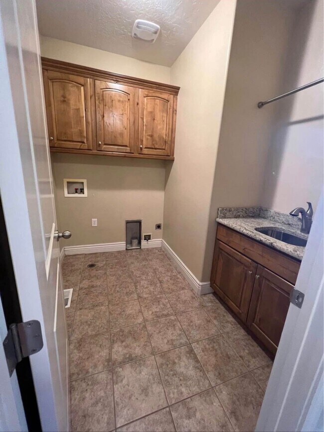 Building Photo - 2049 Sunflower Ln