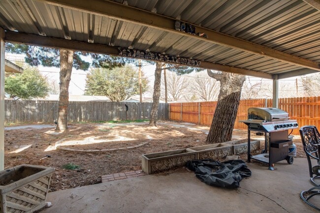 Building Photo - Rare find 5-bedroom 4-bathroom home near T...