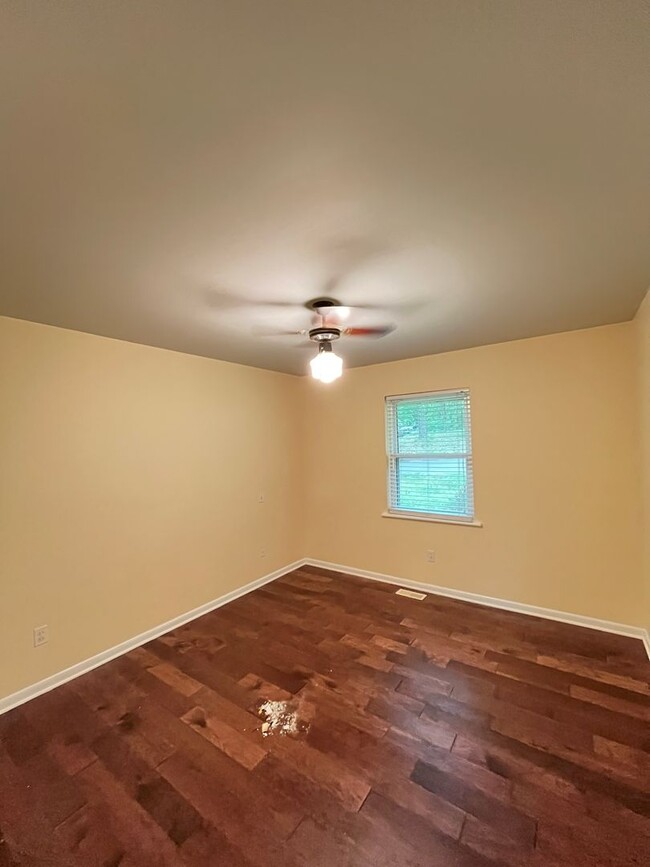 Building Photo - 3 bedroom 2 bath home, all appliances, fen...