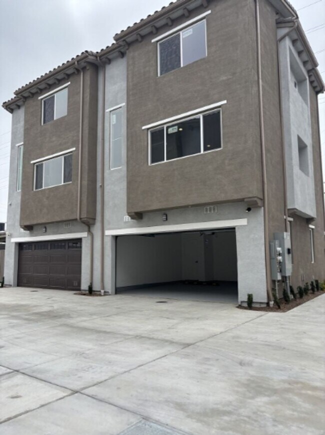 Building Photo - Azusa-Arrow