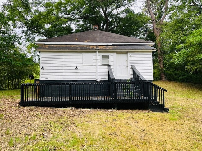 Building Photo - Cute as a button! 2 bed, 1 full bath, renovated cottage, hardwood floors, large porch, lots of ch...
