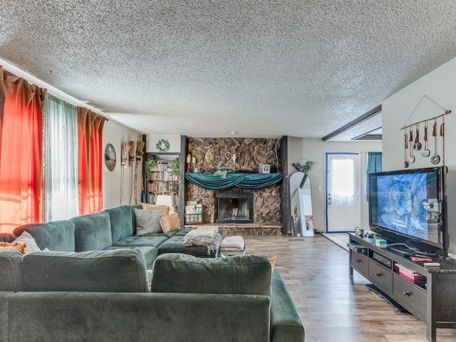 Building Photo - 6916 Woodlake Dr