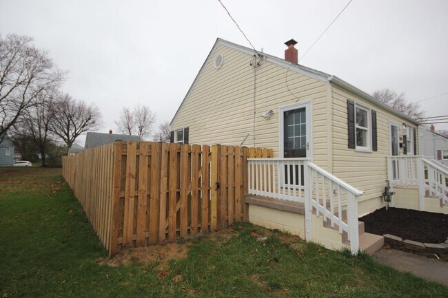 Building Photo - Renovated 2 Bedroom, 1 Bath Single-Family Home