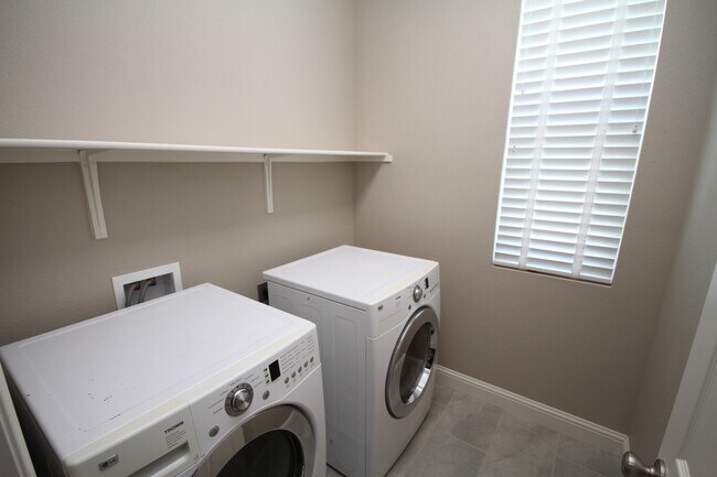 Building Photo - 4BR| 3.5 BA | 1936 SF | Two Story | Tenant Pays $190 monthly for WS&G