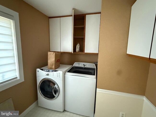 Building Photo - 5738 Griffith Lake Dr