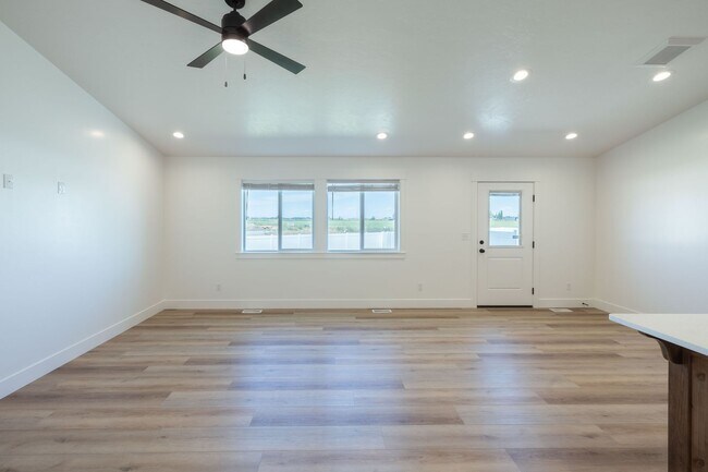 Building Photo - $500 off first month's rent. If rented before the end of AUGUST!!BRAND NEW 5 BED 3 BATH TWIN HOME