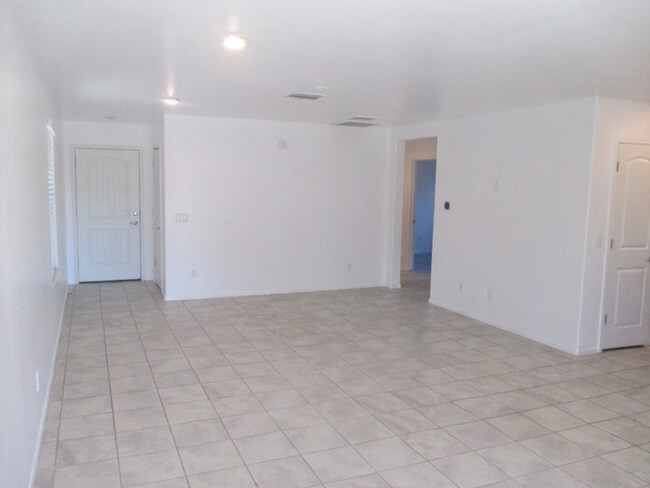 Building Photo - Bright 3BR + Fenced Yard + Community Pool Access in Rancho Sahuarita