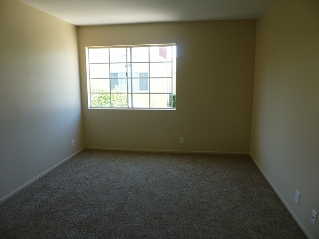Building Photo - Updated Townhome in Country Club Village Green