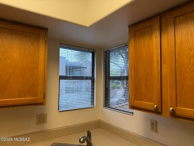 Building Photo - 5800 N Kolb Rd