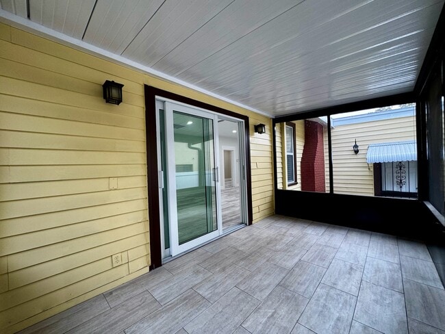 Building Photo - 409 S Willow Ave