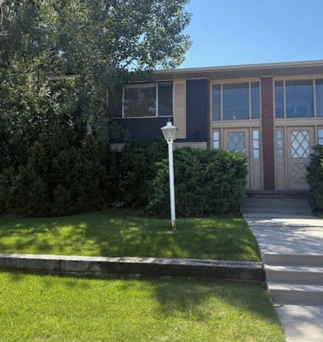Building Photo - 3 Bedroom Townhome in Sandy!
