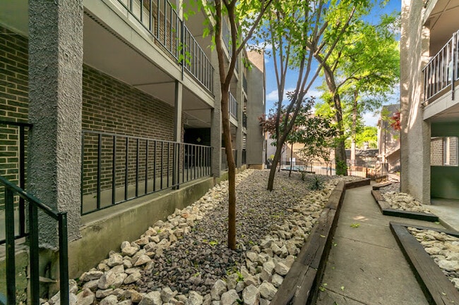 Building Photo - 7120 San Mateo Blvd