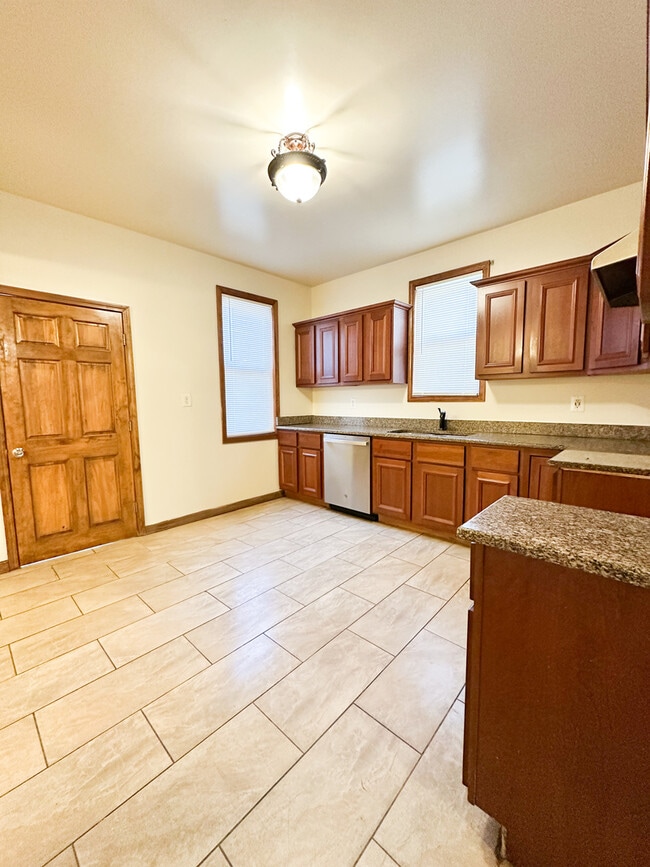 Building Photo - 7532 S Vernon Ave