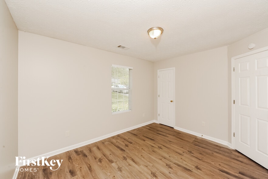 Building Photo - 5255 Hillcrest Glenn Dr
