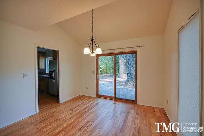 Building Photo - 3841 SE Madsen Ct