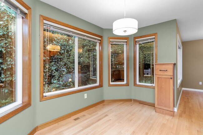 Building Photo - Spacious 4 bed/2.5 bath in Kirkland