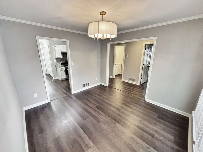 Building Photo - Charming Updated 2BR/2BA Duplex Close To E...