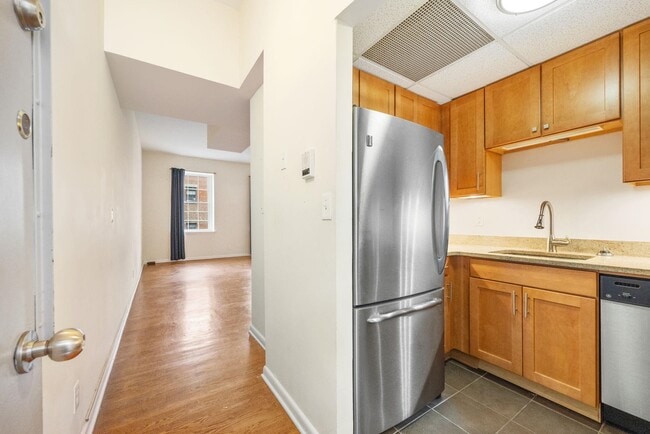 Building Photo - 341 Monmouth St