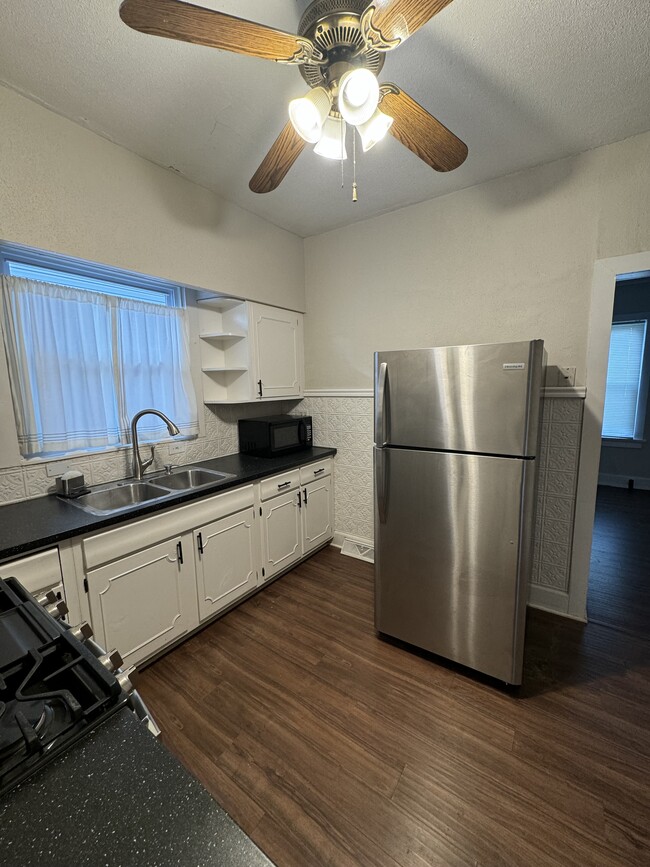 Kitchen - 7124 Glades Ave