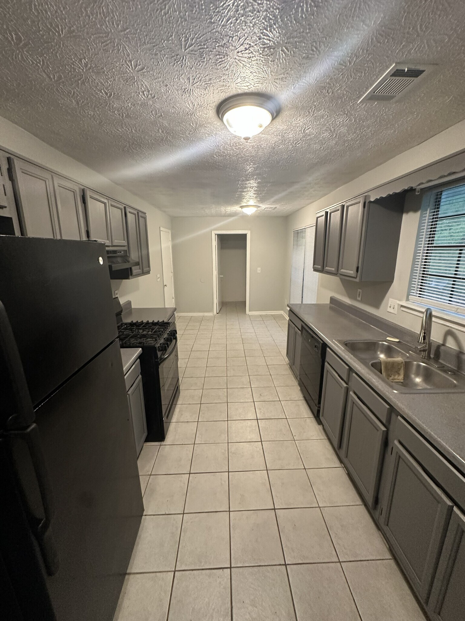 Building Photo - 8406 Red Cedar Way