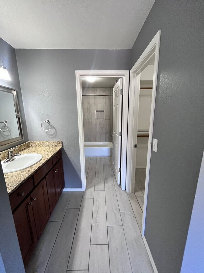 Building Photo - **HOLIDAY MOVE IN SPECIAL!**NE-3 bd/ 2bd Condo in gated community!