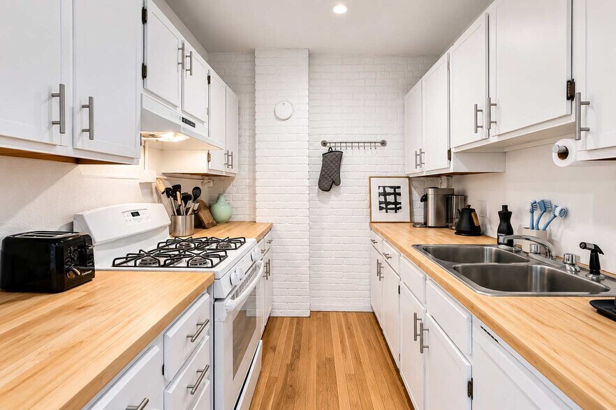 Building Photo - 508 Broadway-SI ID1035013P