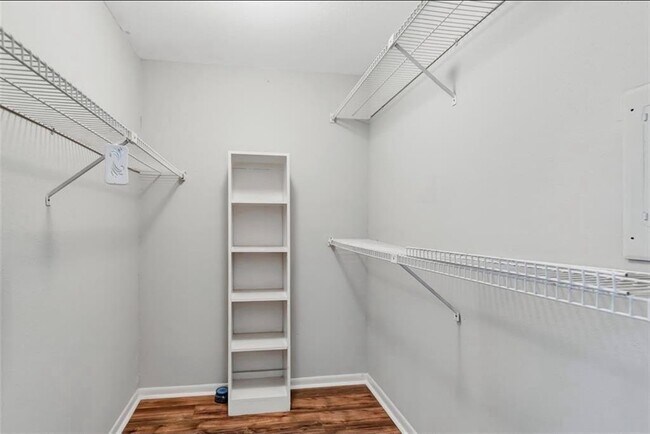 Building Photo - 2820 S Bartell Dr