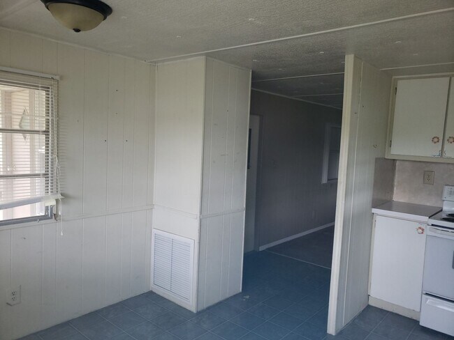 Building Photo - 2 Bedroom Mobile Home