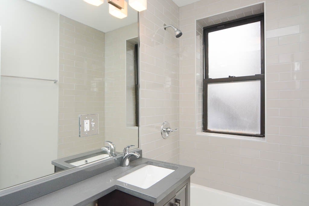 Building Photo - 533 W Belden Ave
