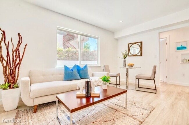 Building Photo - 2 br, 1 bath Apartment - 562 N Kenmore Ave