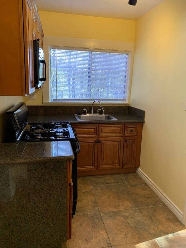 kitchen - 553 Lincoln Ave