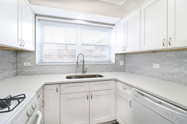 Building Photo - 6040 N Troy St