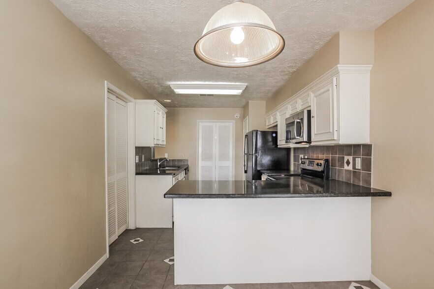 Building Photo - 3425 Benfield Dr