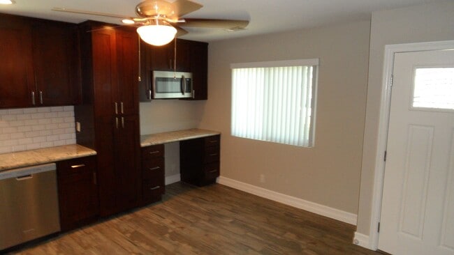 Building Photo - 300 1/2-204 1/2 E Mills Dr