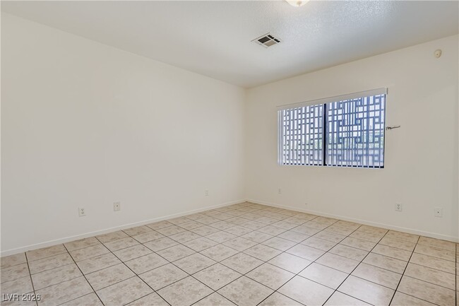 Building Photo - 501 W Van Buren Ave