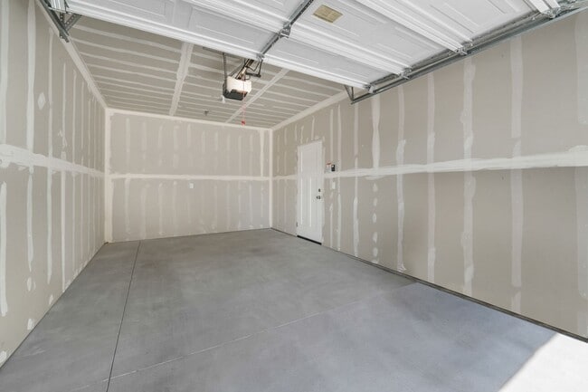 Building Photo - Pet Friendly 3-Bedroom Condo!
