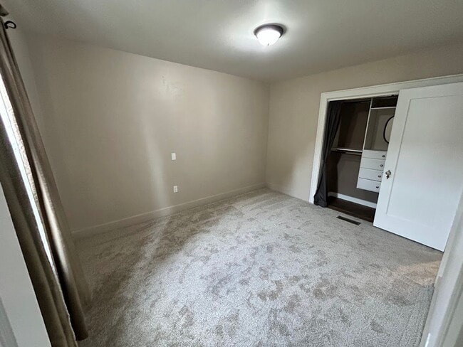 Building Photo - Three Bedroom House for Rent With a Garage...