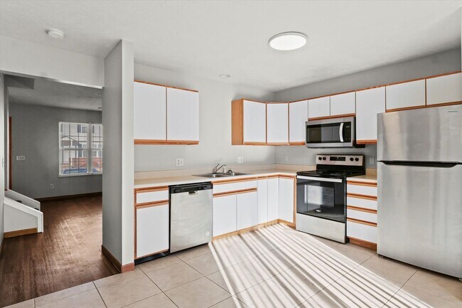 Building Photo - Modern 3 BR Townhome in North Normal—Low Maintenance, High Comfort!