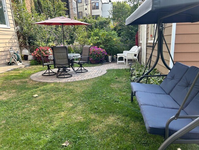 Building Photo - 1263 W Thorndale Ave