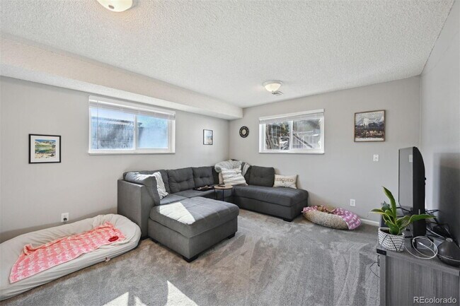 Building Photo - AVAILABLE OCTOBER! Wonderful 3 bed/2 bath ...